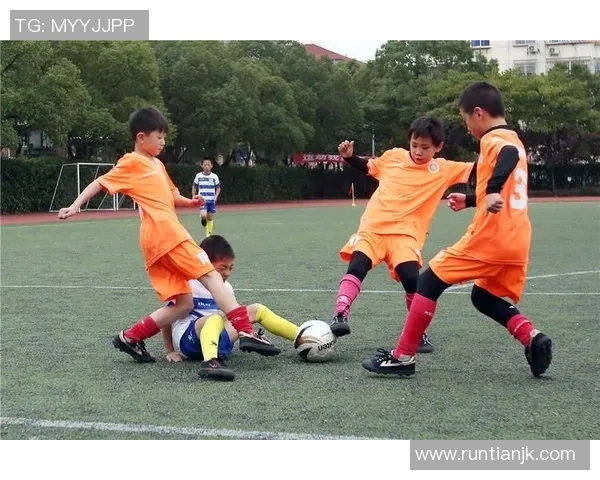 张康与贾旭明的足球之路：从青训到职业赛场的成长与挑战